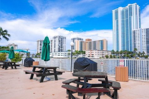 Condo in Hallandale Beach, Florida, 2 bedrooms  № 2390450 - photo 27