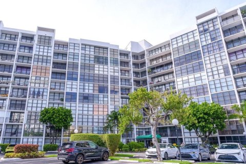Condo in Hallandale Beach, Florida, 2 bedrooms  № 2390450 - photo 19
