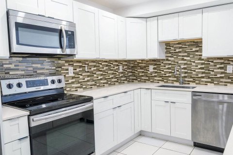 Condo in Hallandale Beach, Florida, 2 bedrooms  № 2390450 - photo 7