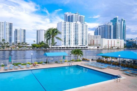 Condo in Hallandale Beach, Florida, 2 bedrooms  № 2390450 - photo 9