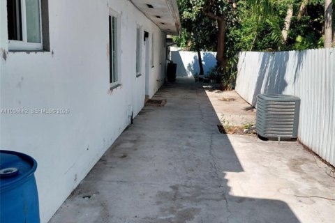 Villa ou maison à louer à Miami, Floride: 2 chambres, 92.9 m2 № 1993969 - photo 12