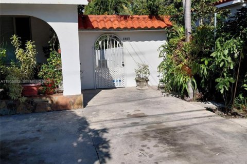 Villa ou maison à louer à Miami, Floride: 2 chambres, 92.9 m2 № 1993969 - photo 1