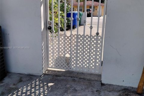 Villa ou maison à louer à Miami, Floride: 2 chambres, 92.9 m2 № 1993969 - photo 11