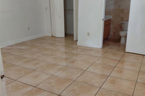 Villa ou maison à louer à Miami, Floride: 2 chambres, 92.9 m2 № 1993969 - photo 8