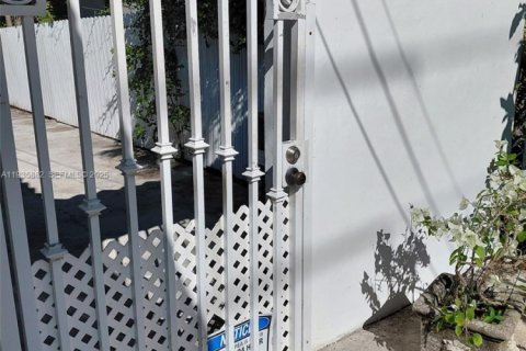 Villa ou maison à louer à Miami, Floride: 2 chambres, 92.9 m2 № 1993969 - photo 10