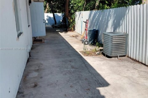 Villa ou maison à louer à Miami, Floride: 2 chambres, 92.9 m2 № 1993969 - photo 13