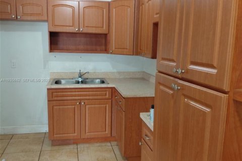 Villa ou maison à louer à Miami, Floride: 2 chambres, 92.9 m2 № 1993969 - photo 9