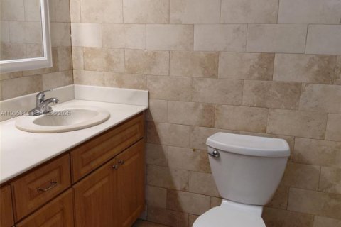 Villa ou maison à louer à Miami, Floride: 2 chambres, 92.9 m2 № 1993969 - photo 4