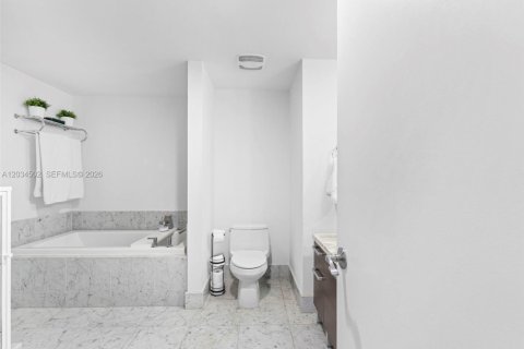 Condo in Miami, Florida, 2 bedrooms  № 2253297 - photo 21