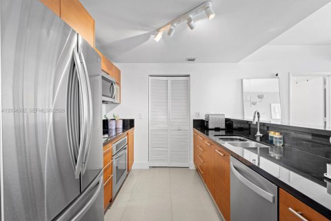 Condo in Miami, Florida, 2 bedrooms  № 2253297 - photo 4
