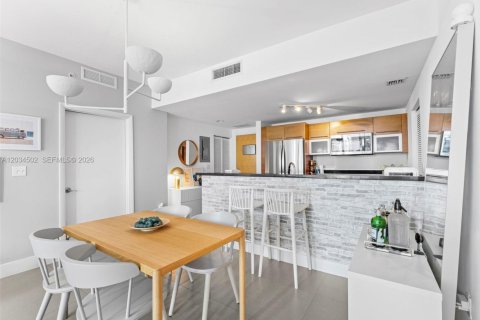 Condo in Miami, Florida, 2 bedrooms  № 2253297 - photo 9