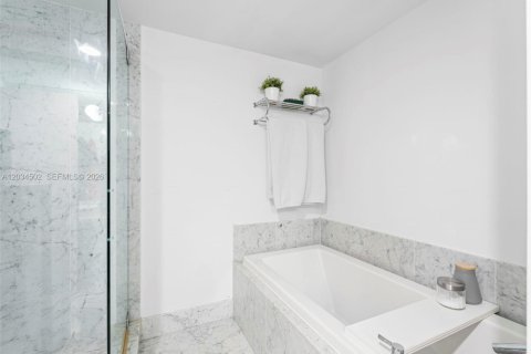 Condo in Miami, Florida, 2 bedrooms  № 2253297 - photo 20