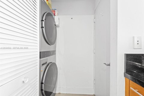 Condo in Miami, Florida, 2 bedrooms  № 2253297 - photo 26