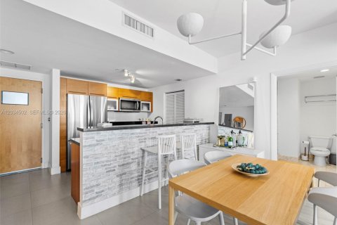 Condo in Miami, Florida, 2 bedrooms  № 2253297 - photo 8