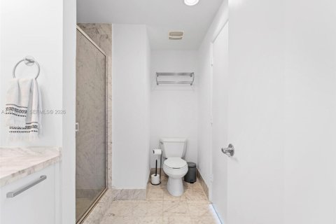 Condo in Miami, Florida, 2 bedrooms  № 2253297 - photo 10