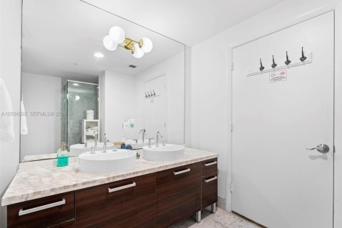 Condo in Miami, Florida, 2 bedrooms  № 2253297 - photo 19