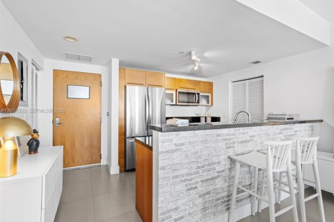 Condo in Miami, Florida, 2 bedrooms  № 2253297 - photo 15