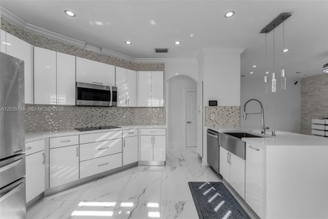 Villa ou maison à vendre à Miami, Floride: 4 chambres, 233.84 m2 № 2084321 - photo 16