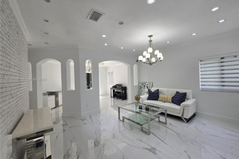 Villa ou maison à vendre à Miami, Floride: 4 chambres, 233.84 m2 № 2084321 - photo 10
