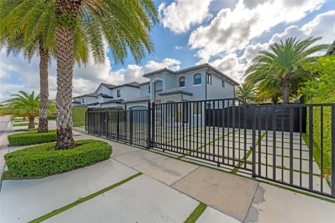 Villa ou maison à vendre à Miami, Floride: 4 chambres, 233.84 m2 № 2084321 - photo 3