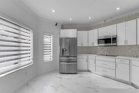 Villa ou maison à vendre à Miami, Floride: 4 chambres, 233.84 m2 № 2084321 - photo 17