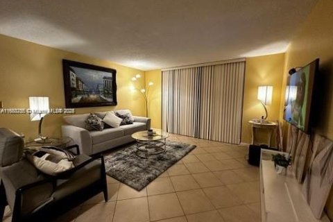 Condo in Hollywood, Florida, 1 bedroom  № 1860410 - photo 6
