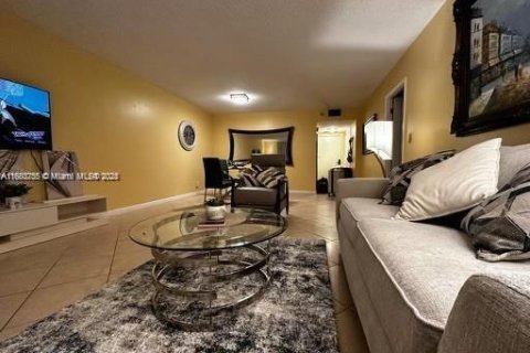 Condo in Hollywood, Florida, 1 bedroom  № 1860410 - photo 3