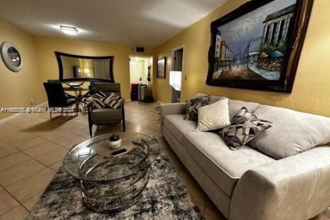 Condo in Hollywood, Florida, 1 bedroom  № 1860410 - photo 4