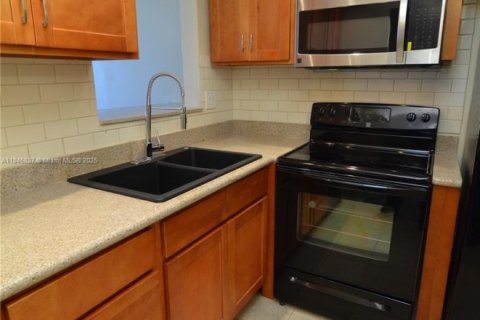 Copropriété à louer à North Miami Beach, Floride: 1 chambre, 78.6 m2 № 1940672 - photo 1