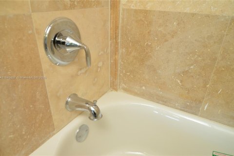 Copropriété à louer à North Miami Beach, Floride: 1 chambre, 78.6 m2 № 1940672 - photo 4