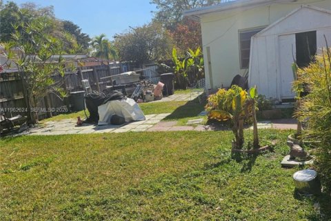 House in West Miami, Florida 3 bedrooms, 139.82 sq.m. № 2023704 - photo 2