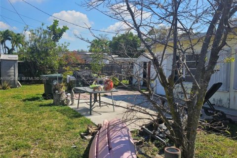 House in West Miami, Florida 3 bedrooms, 139.82 sq.m. № 2023704 - photo 3