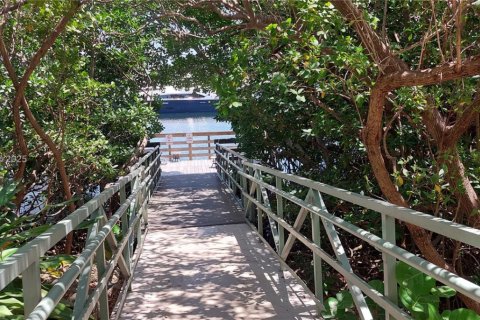 Condo in Aventura, Florida, 2 bedrooms  № 1738779 - photo 9