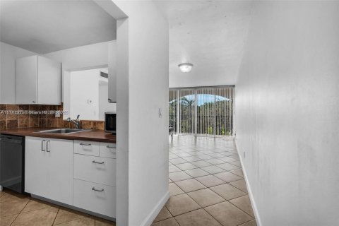 Copropriété à louer à Miami, Floride: 2 chambres, 77.2 m2 № 1895458 - photo 6