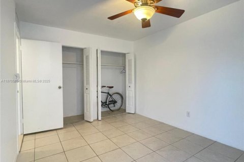 Copropriété à louer à Miami, Floride: 2 chambres, 77.2 m2 № 1895458 - photo 18