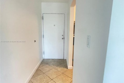 Copropriété à louer à Miami, Floride: 2 chambres, 77.2 m2 № 1895458 - photo 5