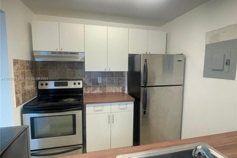 Copropriété à louer à Miami, Floride: 2 chambres, 77.2 m2 № 1895458 - photo 10