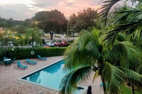 Copropriété à louer à Miami, Floride: 2 chambres, 77.2 m2 № 1895458 - photo 24