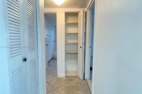Copropriété à louer à Miami, Floride: 2 chambres, 77.2 m2 № 1895458 - photo 13