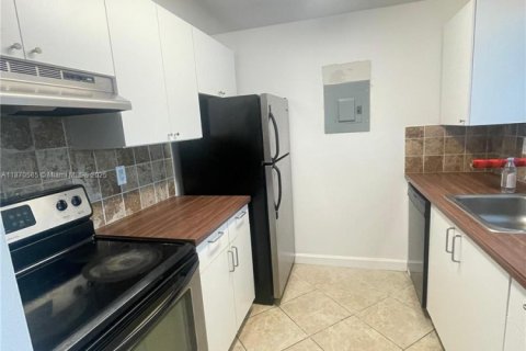 Copropriété à louer à Miami, Floride: 2 chambres, 77.2 m2 № 1895458 - photo 11