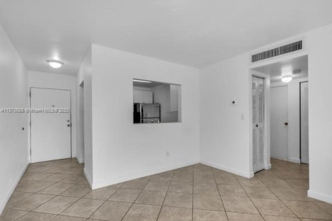 Copropriété à louer à Miami, Floride: 2 chambres, 77.2 m2 № 1895458 - photo 9