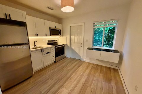 Villa ou maison à louer à Miami, Floride: 2 chambres, 65.03 m2 № 2412972 - photo 6