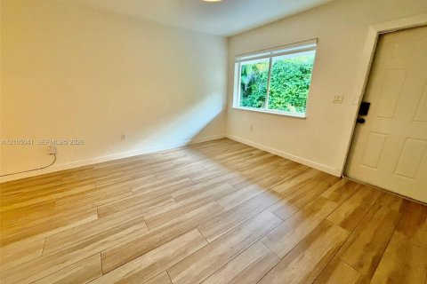 Villa ou maison à louer à Miami, Floride: 2 chambres, 65.03 m2 № 2412972 - photo 3
