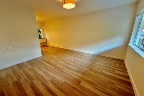 Villa ou maison à louer à Miami, Floride: 2 chambres, 65.03 m2 № 2412972 - photo 2