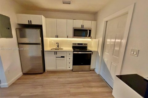 Villa ou maison à louer à Miami, Floride: 2 chambres, 65.03 m2 № 2412972 - photo 5