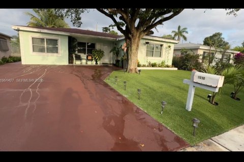 House in Lake Worth, Florida 3 bedrooms, 141.58 sq.m. № 2007610