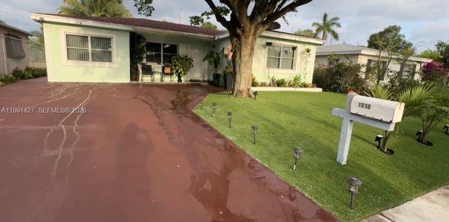 House in Lake Worth, Florida 3 bedrooms, 141.58 sq.m. № 2007610