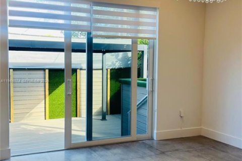 Townhouse in Miami, Florida 3 bedrooms, 199.74 sq.m. № 2045344 - photo 18