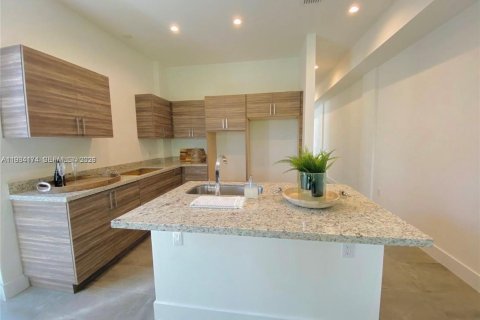 Townhouse in Miami, Florida 3 bedrooms, 199.74 sq.m. № 2045344 - photo 13