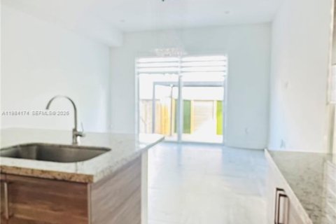 Townhouse in Miami, Florida 3 bedrooms, 199.74 sq.m. № 2045344 - photo 16